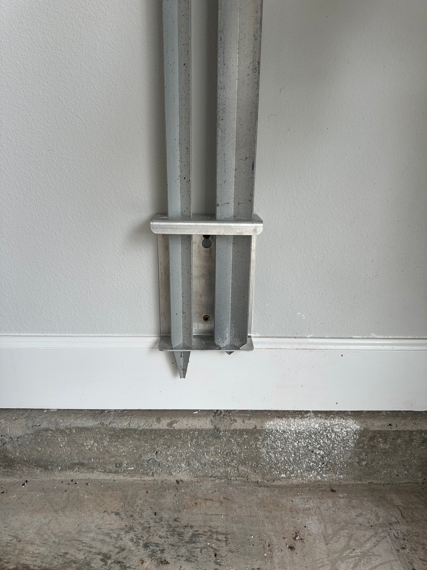 Double Sand Spike Wall Mount