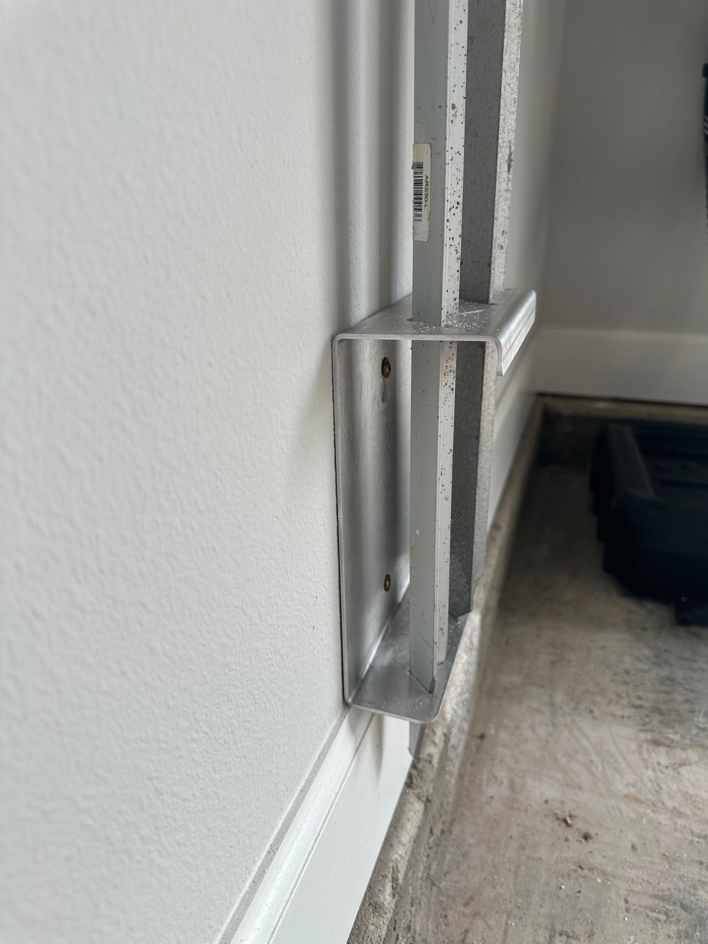 Double Sand Spike Wall Mount