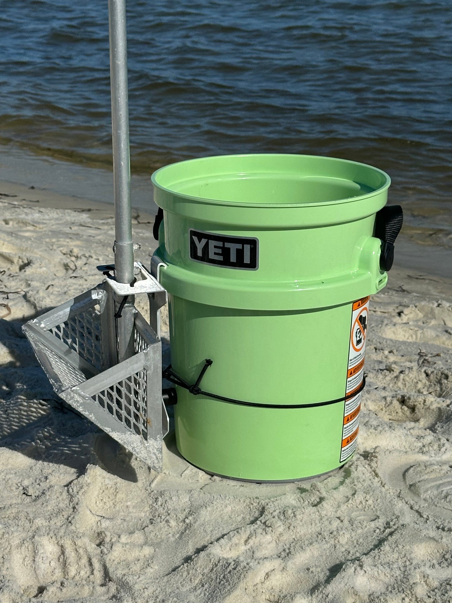 Sand Flea Rake Holder for YETI LoadOut Bucket