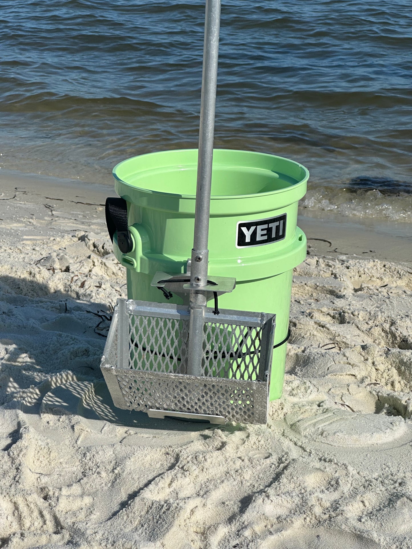 Sand Flea Rake Holder for YETI LoadOut Bucket