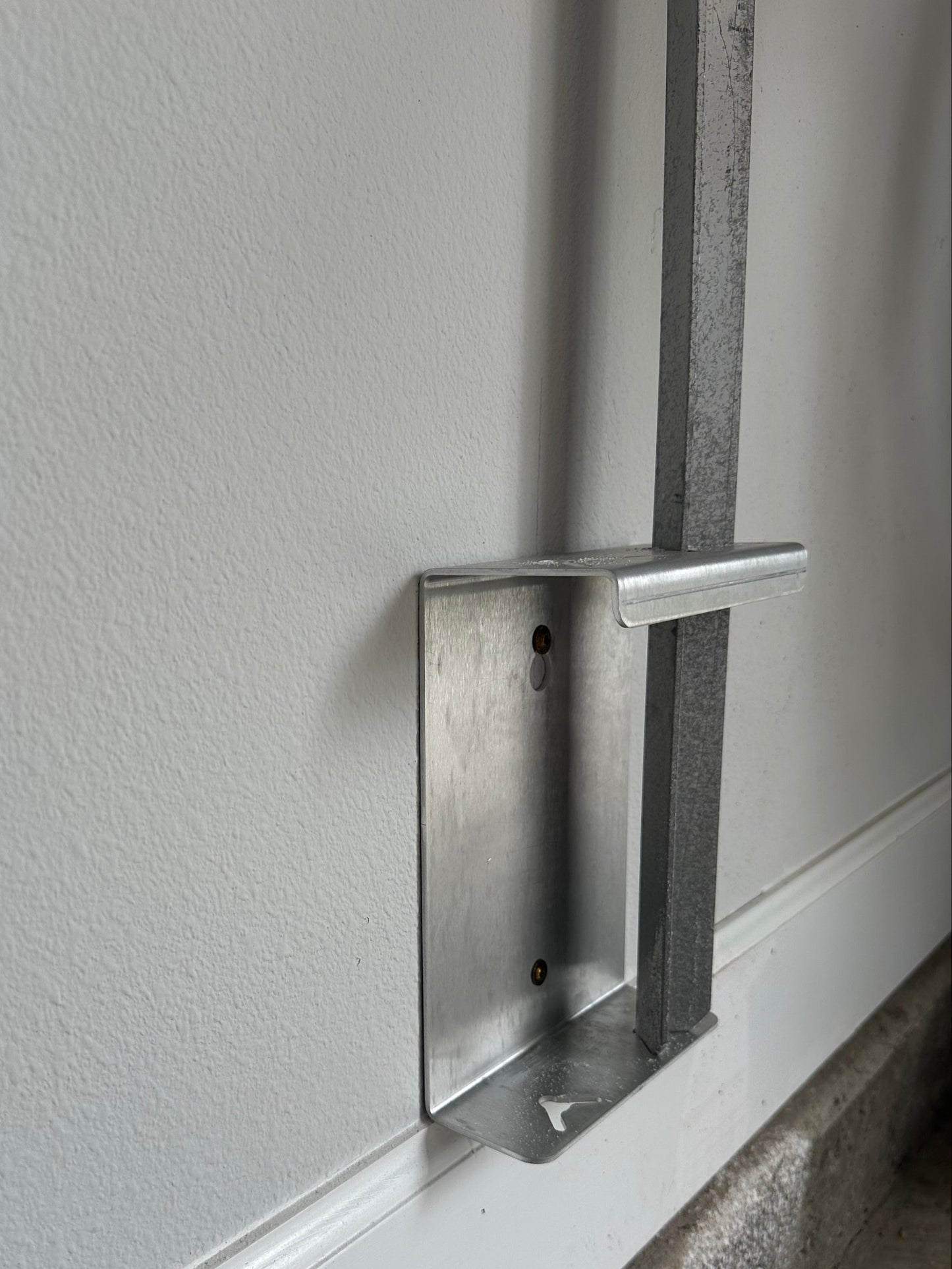 Double Sand Spike Wall Mount