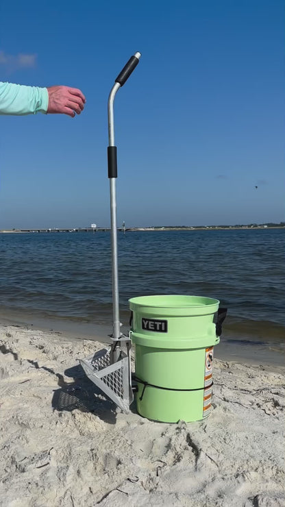 Sand Flea Rake Holder for YETI LoadOut Bucket